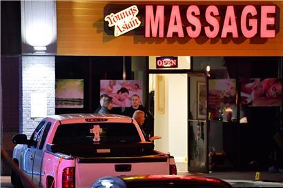 Die Sicherheitsbehörden sind zum Tatort einer tödlichen Schießerei in einem Massagesalon in Georgia gekommen. Acht Menschen sind bei drei verschiedenen Vorfällen in Wellnesseinrichtungen in und in der Nähe der Stadt Atlanta im südlichen US-Bundesstaat Georgia erschossen worden.
