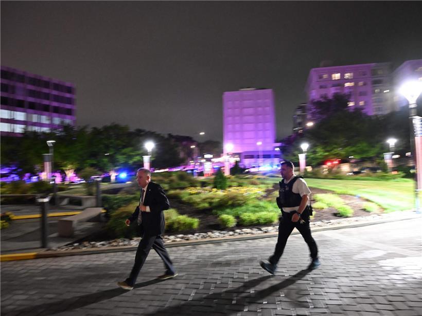 Die Sicherheitskräfte außerhalb des Hotelkomplexes