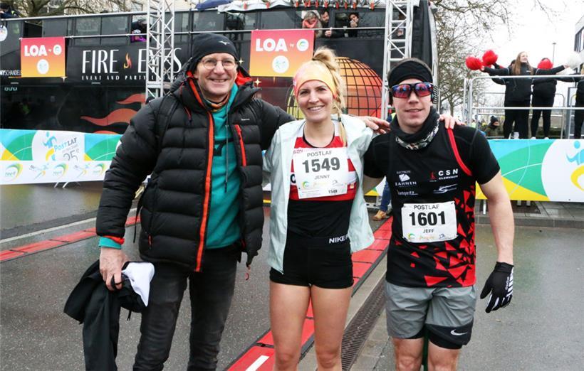 Die Siegerin im Ziel mit der Familie: Justin, Jenny und Jeff Gloden (v.l.n.r.)