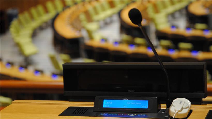 Sitzplätze der Ländervertreter im UN-Plenarsaal während der Generalvollversammlung mit internationalen Flaggen