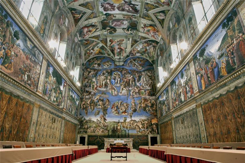 Die Sixtinische Kapelle im Konklave-Look. Ab Mittwoch werden hier die 133 wahlberechtigten Kardinäle einen neuen Papst wählen.

