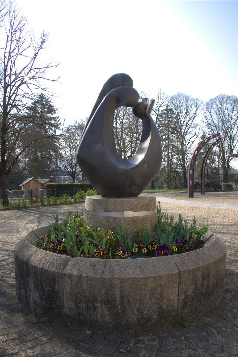 Die Skulptur mit dem Titel „Familie“ von Albert Hames steht vor dem Kayler Rathaus
