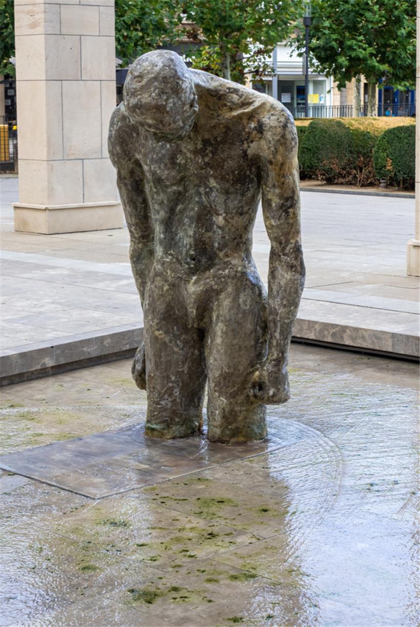 Die Skulptur vor dem Eingang des Museums trägt sozusagen das Leid der Menschheit auf ihren Schultern
