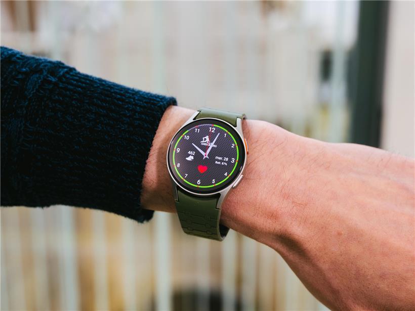 Smartwatch mit Notruf-Funktion und Schrittzähler, ideal für Sicherheit und Fitness-Tracking im Alltag