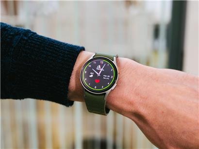 Smartwatch mit Notruf-Funktion und Schrittzähler, ideal für Sicherheit und Fitness-Tracking im Alltag