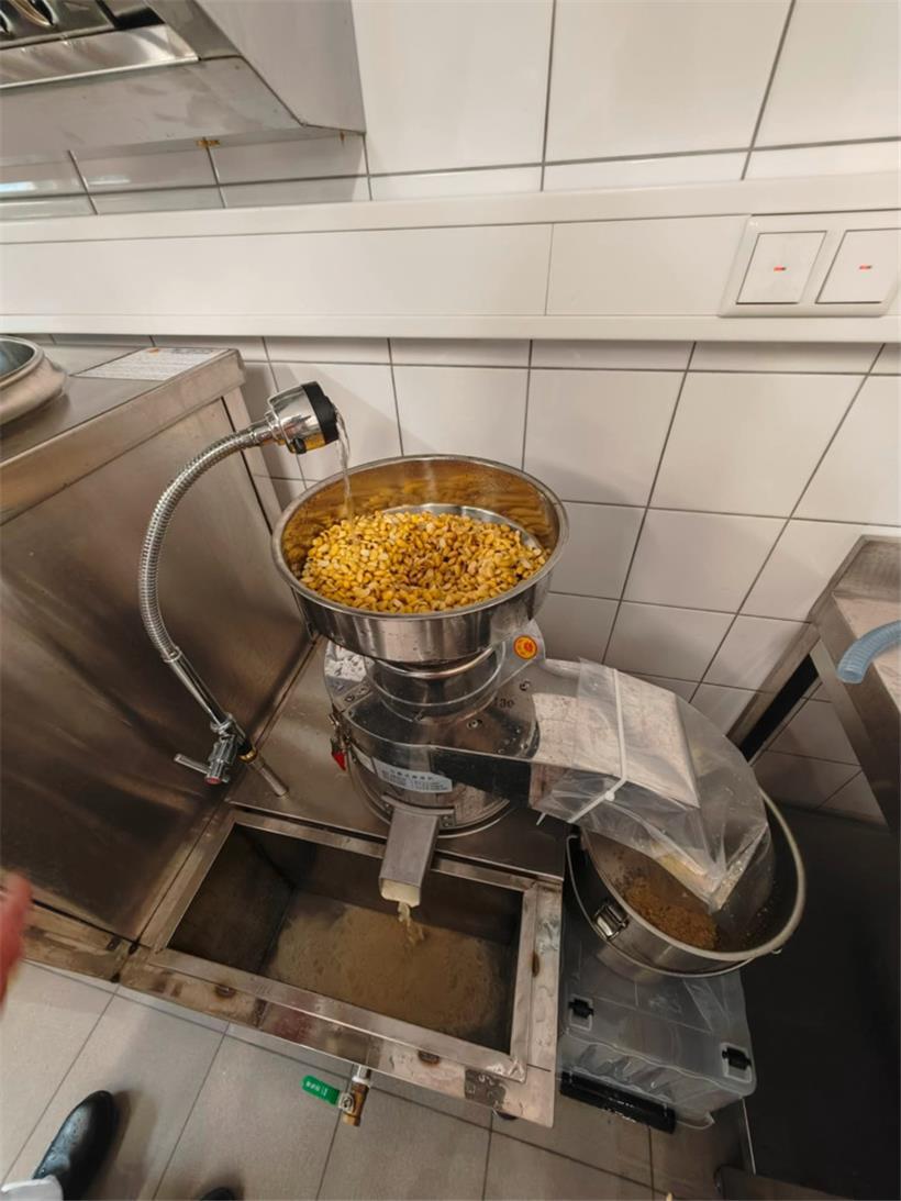 Die Sojabohnen werden zuerst nass gemahlen.