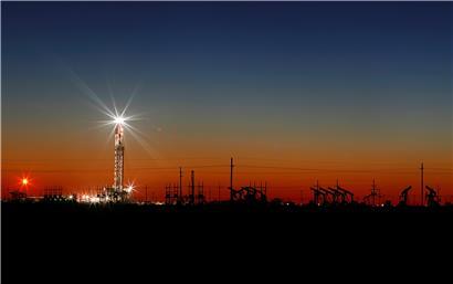 Die Sonne geht hinter den Ölfeldern am Rande von Midland, Texas, unter
