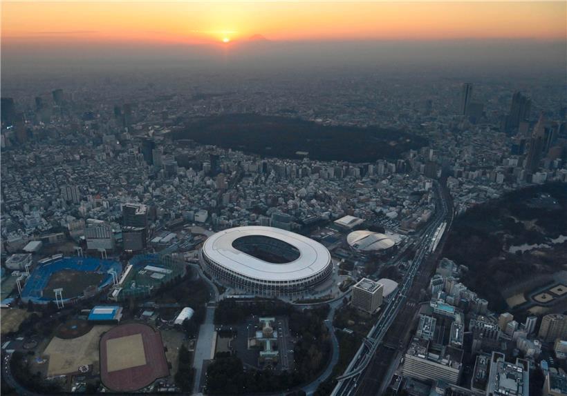 Die Sonne geht über dem Nationalstadion, dem Hauptaustragungsort der Olympischen Spiele und Paralympics in Tokio, unter
