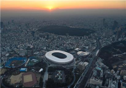 Die Sonne geht über dem Nationalstadion, dem Hauptaustragungsort der Olympischen Spiele und Paralympics in Tokio, unter
