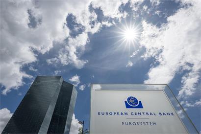 Sonnenlicht strahlt auf die moderne Fassade der Europäischen Zentralbank (EZB) in Frankfurt am Main, Finanzzentrum