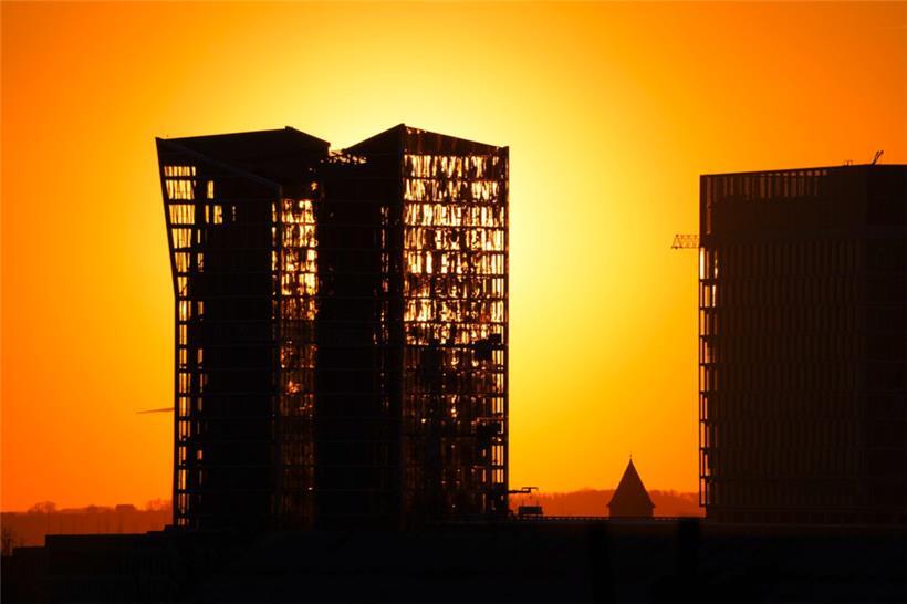 Die Sonne taucht den Kirchberg in goldenes Licht

