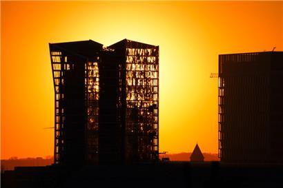 Die Sonne taucht den Kirchberg in goldenes Licht
