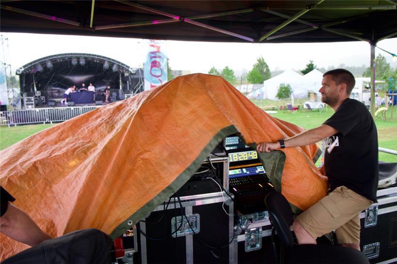 Die Soundtechniker taten alles, um ihr Equipment vor dem Unwetter zu schützen
