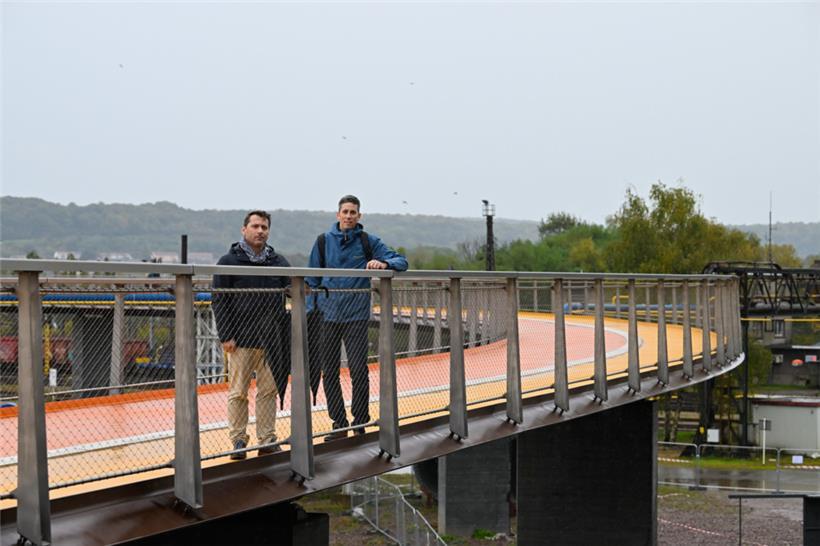 Die Spezialisten der Straßenbauverwaltung: Fritz De Oliveira (l.) und Laurent Didier auf dem „Vëlodukt“

