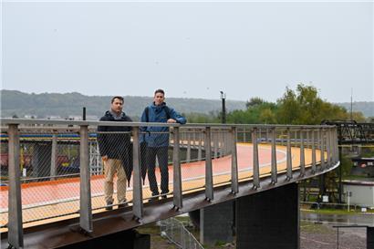 Die Spezialisten der Straßenbauverwaltung: Fritz De Oliveira (l.) und Laurent Didier auf dem „Vëlodukt“
