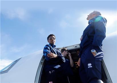 Die Spieler durften am Sonntag in Bergen kurz norwegische Luft schnuppern. Danach bekam der Pilot die Nachricht, dass die Reise erst am Tag danach fortgesetzt werden kann.
