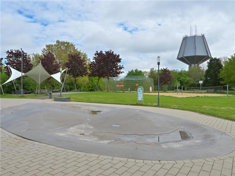 Spielzone im Kaltreis-Park Bonneweg mit Spielgeräten und grüner Umgebung bei Tageslicht