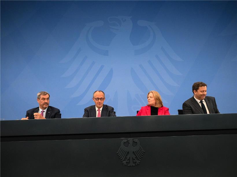 Koalitionsspitzen bei Verhandlungstisch, Einigung erreicht, aber Unzufriedenheit bleibt sichtbar