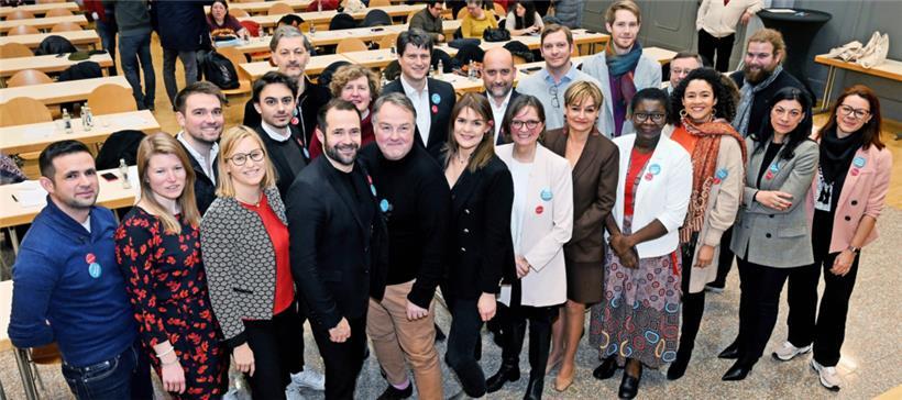 Die Spitzenkandidaten Gabriel Boisante (erste Reihe, 3.v.l.) und Maxime Miltgen (erste Reihe, 5.v.l.) beschreiben die Liste als divers und jung
