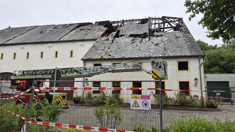 Feuerwehr CGDIS bei Nachlöscharbeiten nach Brand in Lultzhausen am Wochenende