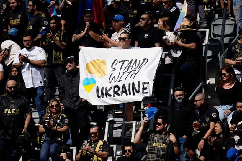 Die Sportwelt steht immer geschlossener hinter der Ukraine und schließt Russland sowie Belarus von Wettbewerben aus
