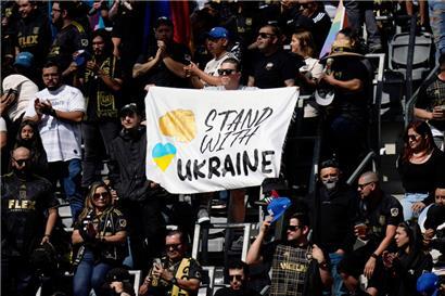 Die Sportwelt steht immer geschlossener hinter der Ukraine und schließt Russland sowie Belarus von Wettbewerben aus
