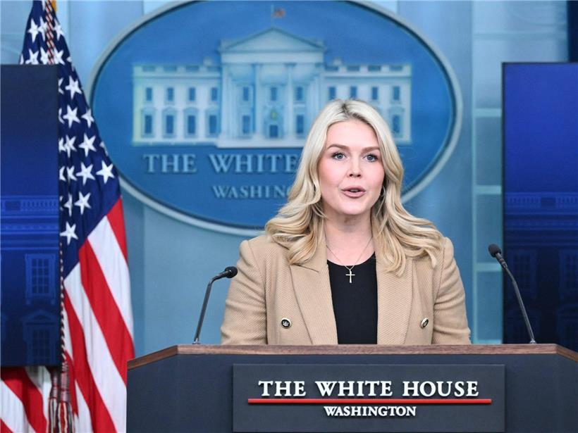 Karoline Leavitt, Sprecherin des Weißen Hauses, spricht bei Pressekonferenz am Donnerstag vor Mikrofonen