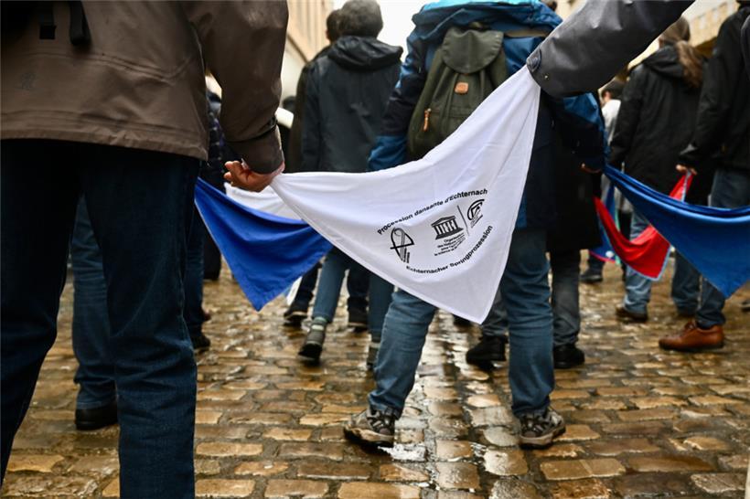 Die Springer halten ein Tuch in den Händen