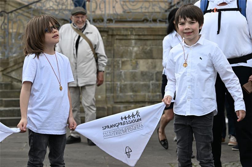 Die Springer halten sich an weißen Taschentüchern fest