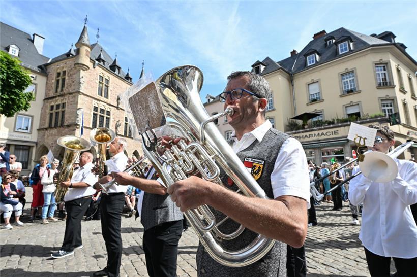 Die Springer werden von Polka-Musik begleitet