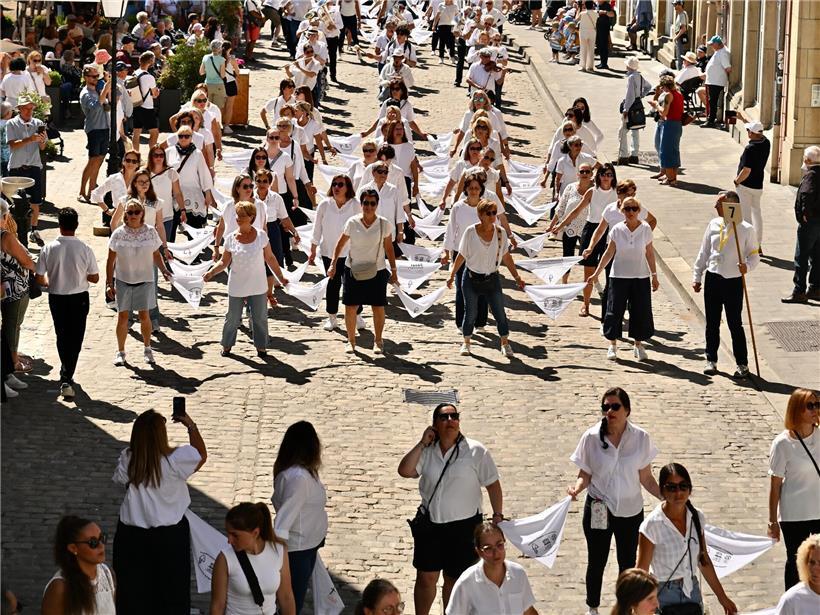 Springprozession wurde zur „Schwitzprozession“ Springprozession in Echternach mit traditioneller Tracht beim historischen Festumzug über den Marktplatz