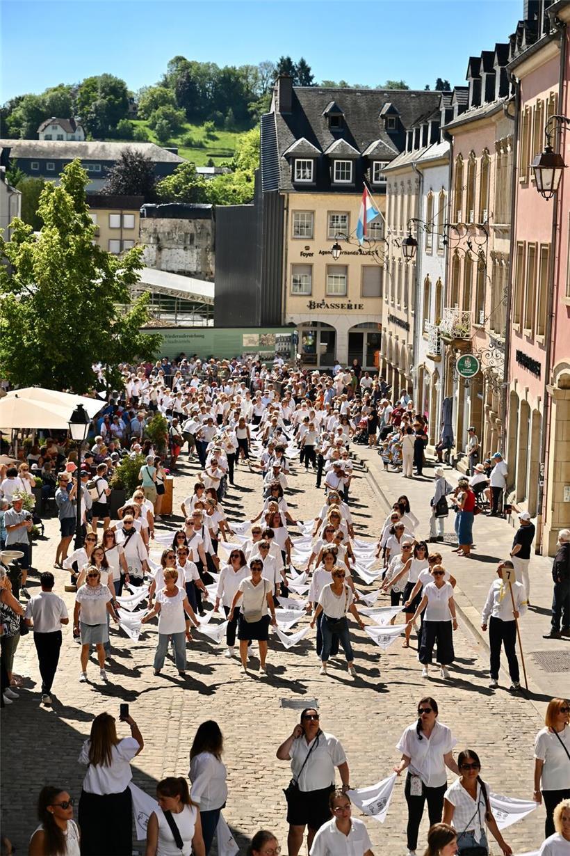 Springprozession wurde zur „Schwitzprozession“ Springprozession in Echternach mit traditioneller Tracht beim historischen Festumzug über den Marktplatz