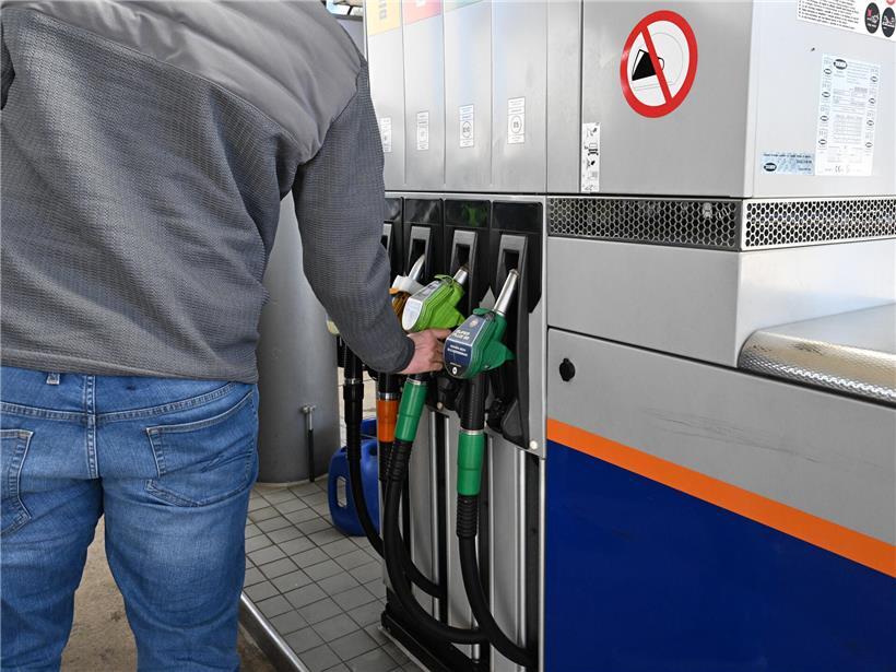 Steigende Spritpreise an der Tankstelle, leichter Anstieg im Vergleich zum vorherigen Preisanstieg