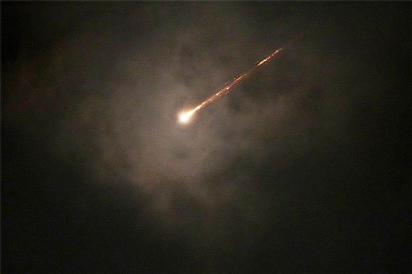 Die Spur eines Geschosses ist durch die Wolken zu sehen, nachdem am frühen Morgen ein Raketenalarm nach Angriffen aus dem Iran in Jerusalem ausgelöst wurde
