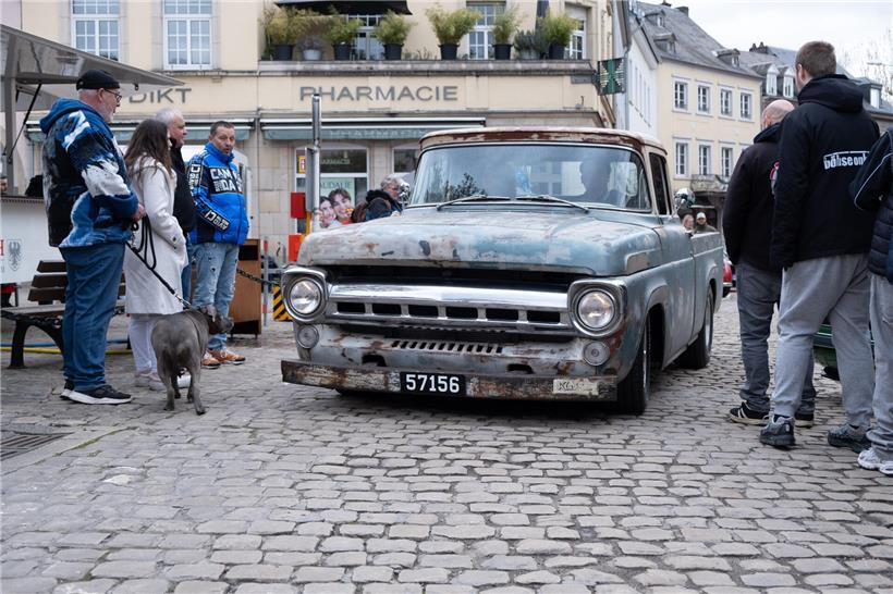 Verwitterte alte Holztür mit sichtbaren Gebrauchsspuren und rustikalem Charme, Symbol für den Reiz der Zeit