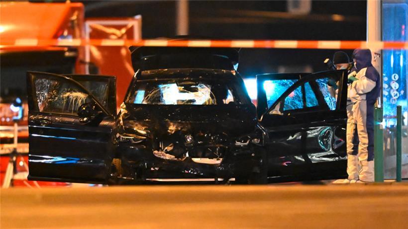 Die Spurensicherung arbeitet an einem Auto, mit dem ein Täter in eine Menschenmenge auf dem Weihnachtsmarkt in Magdeburg gefahren ist
