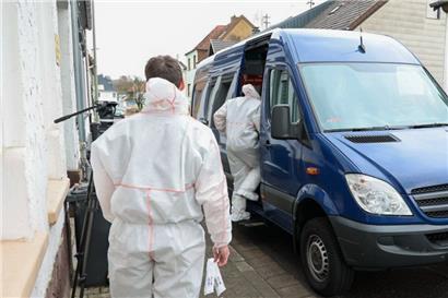 Die Spurensicherung der Polizei ist im Einsatz. Im Saarland ist ein Gerichtsvollzieher getötet worden.
