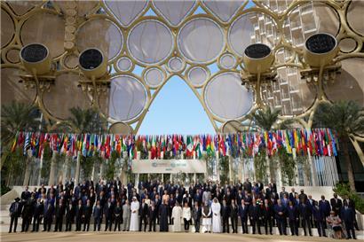 Die Staats- und Regierungschefs der Welt stehen während des UN-Klimagipfels COP28 für ein Gruppenfoto zusammen

