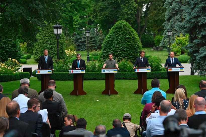 Die Staats- und Regierungschefs stellten sich im Freien den Fragen der internationalen Presse
