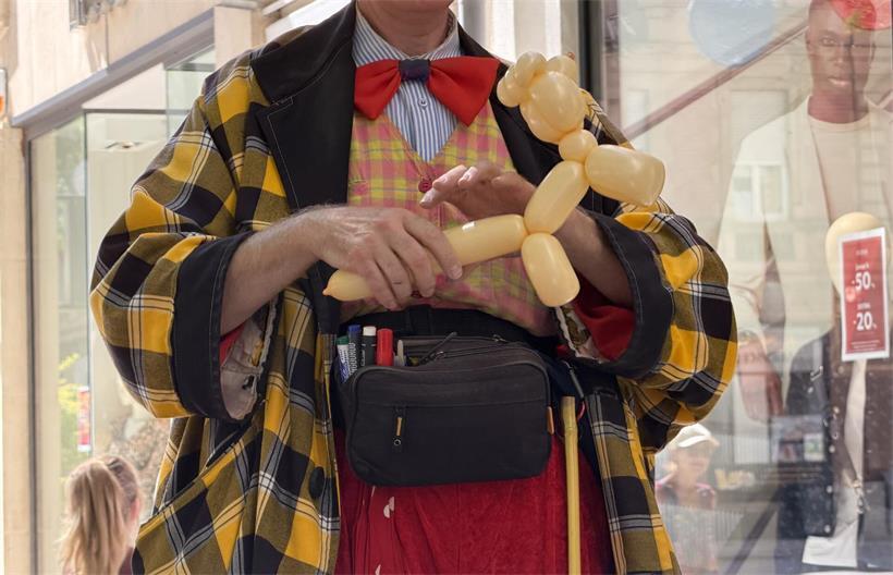 Straßenanimation bringt Leben in die Alzettestraße Die Stärke des Clowns: Luftballontiere