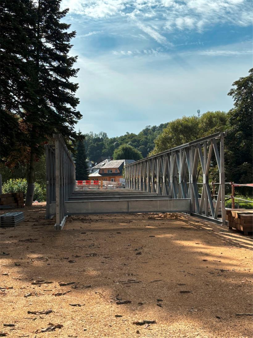 Die Stahlelemente der Brücke liegen parat, und das wohl noch für längere Zeit
