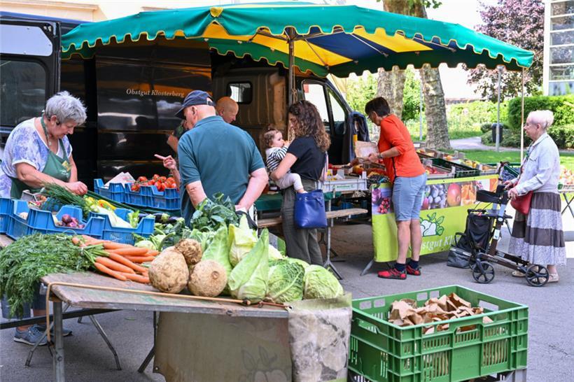 Die Stammkunden sind vom Angebot überzeugt (hier das Obstgut Klosterberg von Hans und Anita)
