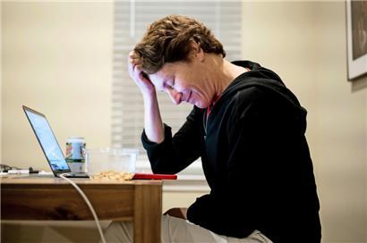 Die Stanford-Professorin Carolyn Bertozzi hält während eines Telefongesprächs inne, kurz nachdem sie erfahren hat, dass sie den Nobelpreis für Chemie erhalten hat
