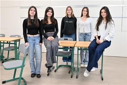 Die Start-up-Gründerinnen in einem Klassenraum: Beatriz Alves, Lia Rossi, Mia Mergen, Elina Broodman, Vitoria Pereira (v.l.) 
