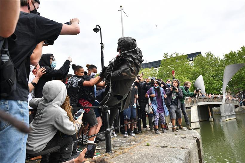 Die Statue von Edward Colston, einem Kaufmann und Sklavenhändler im 17. Jahrhundert, wurde vor etwas mehr als einer Woche von Demonstranten in Bristol im Avon versenkt

