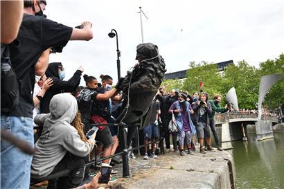 Die Statue von Edward Colston, einem Kaufmann und Sklavenhändler im 17. Jahrhundert, wurde vor etwas mehr als einer Woche von Demonstranten in Bristol im Avon versenkt
