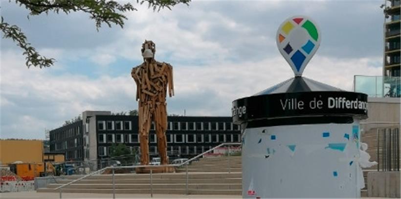 Die Statue vor dem Einkaufszentrum Opkorn geht mit gutem Beispiel voran und trägt einen Mundschutz 
