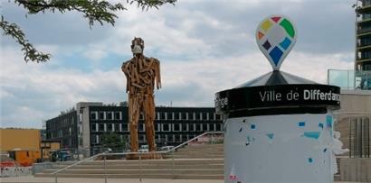 Die Statue vor dem Einkaufszentrum Opkorn geht mit gutem Beispiel voran und trägt einen Mundschutz 
