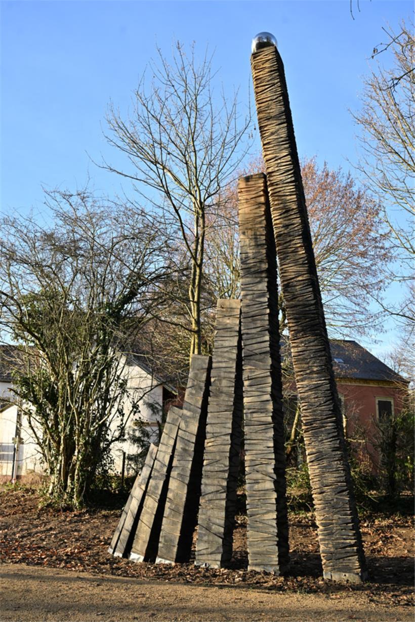 Die Stele am Eingang des Bestattungsorts ist aus Eichenholz gefertigt. Der größt...
