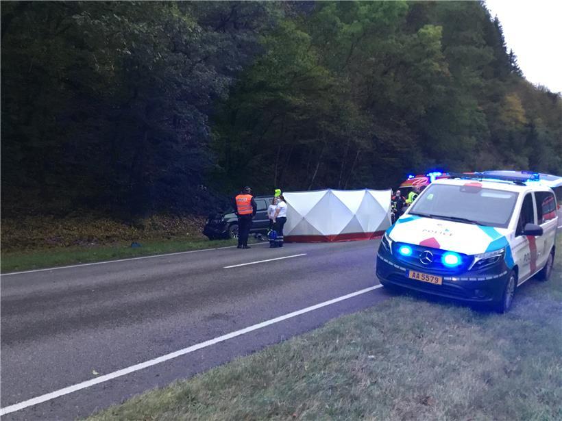 Die Stelle, an der es zu dem Unfall kam, wird von den Rettungskräften abgeschirmt
